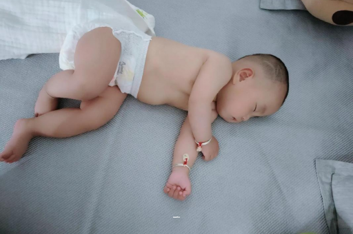 东台宝宝胳膊上起红疙瘩